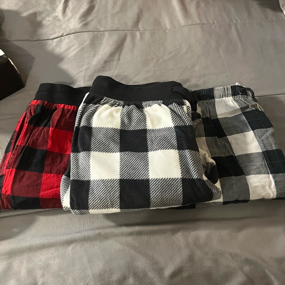 Aeropostal blackandwhite sizeM/target redandblack sizeM/target blackandwhite S